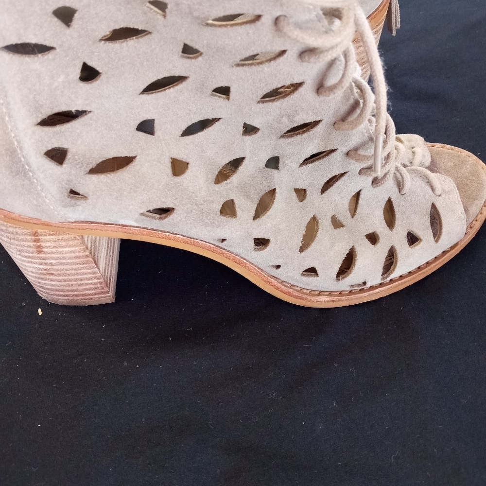 Shoes - Picture 7 of 8